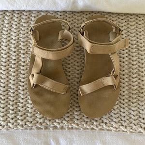 Women Tan Teva lightly worn size 7
